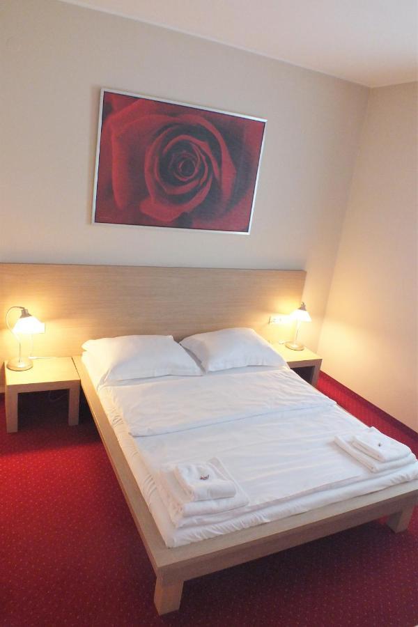 Motel Subaru Varsóvia Exterior foto
